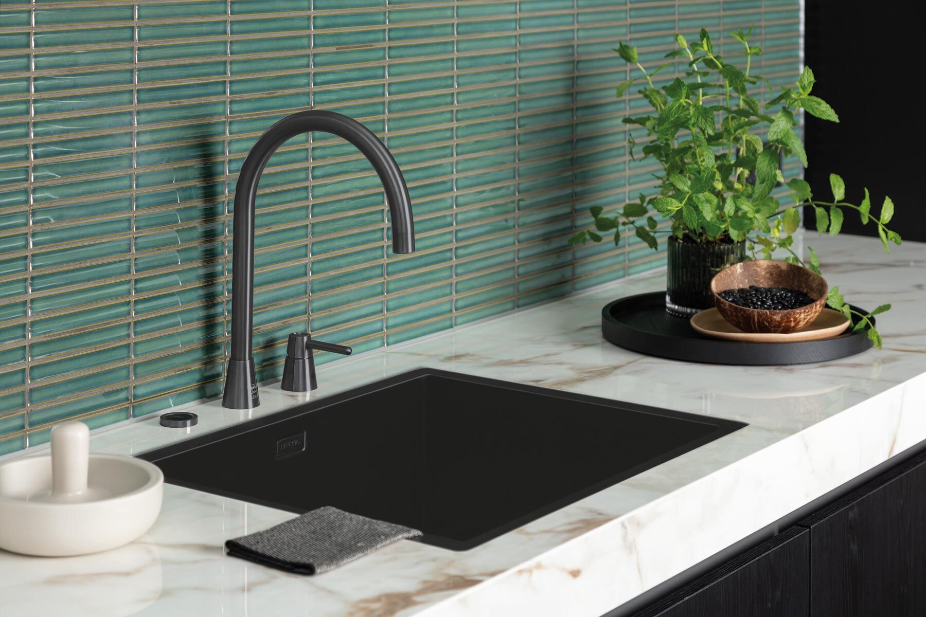 Evora Ceramics Golding Selsiuz-Cone-Counter-3-in-1-Gun-Metal-met-een-Lanesto-spoelbak