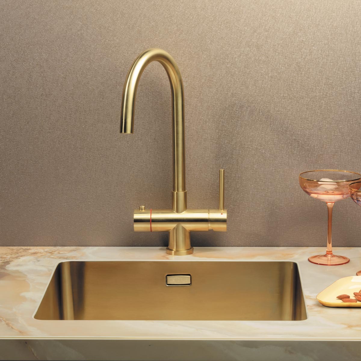 Z1-206-PROTEUS(01)_V0020_055_Evora-Ceramics-Proteus-Joca-Gold-Topzero-Gold-AluSplash-Essenza-Astroid-Selsiuz-gold---(1200px)